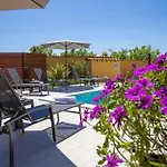 ヴィラ Karin - Mediterranean Charm With Private Pool And Lush Waterfall Gardens