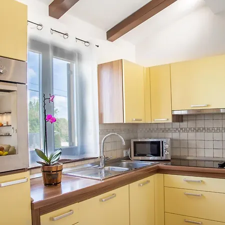 Karin - Mediterranean Charm With Private Pool And Lush Waterfall Gardens