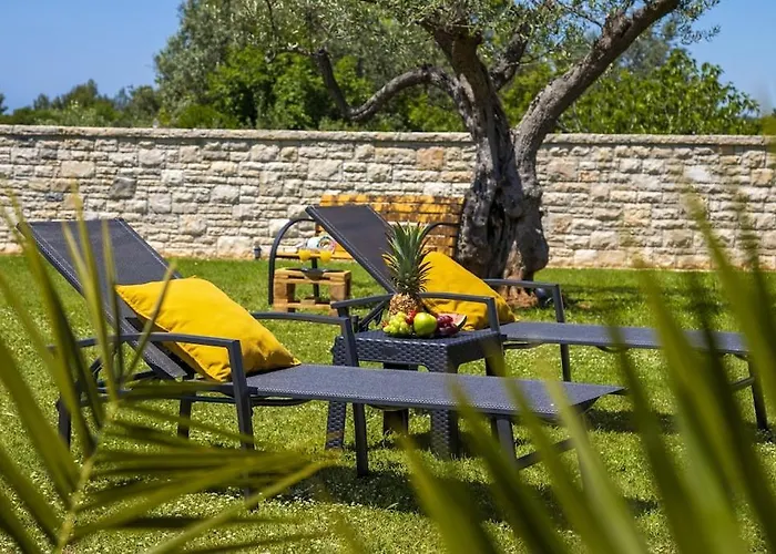 Vila Karin - Mediterranean Charm With Private Pool And Lush Waterfall Gardens