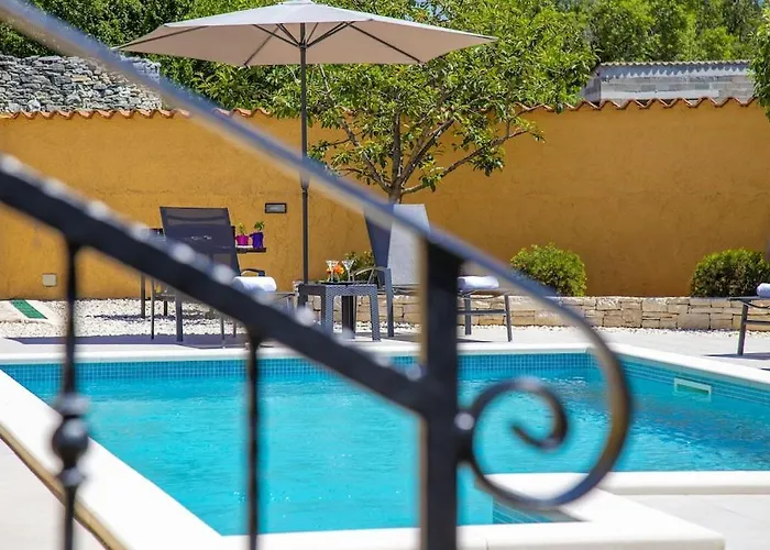 Karin - Mediterranean Charm With Private Pool And Lush Waterfall Gardens 빌라