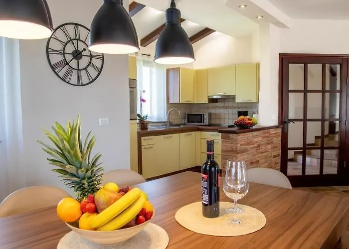 Karin - Mediterranean Charm With Private Pool And Lush Waterfall Gardens 빌라 Galižana