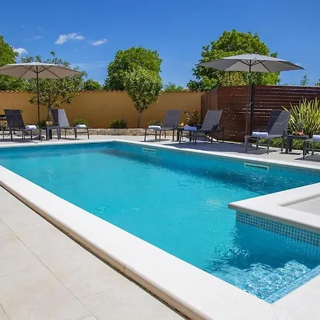 Willa Karin - Mediterranean Charm With Private Pool And Lush Waterfall Gardens *