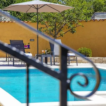 Karin - Mediterranean Charm With Private Pool And Lush Waterfall Gardens וילה